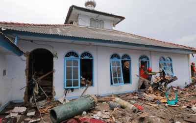 Indonesia tsunami: Grim search for survivors continues