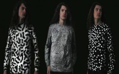 Shirt changes patterns when it detects air pollution