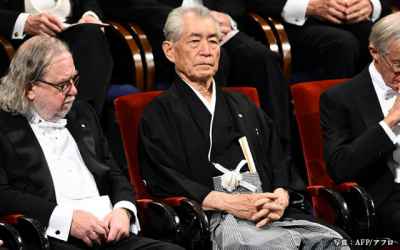 Nobel Prize Winner Forgoes Strict Dress Code & Wears Traditional Japanese Hakama